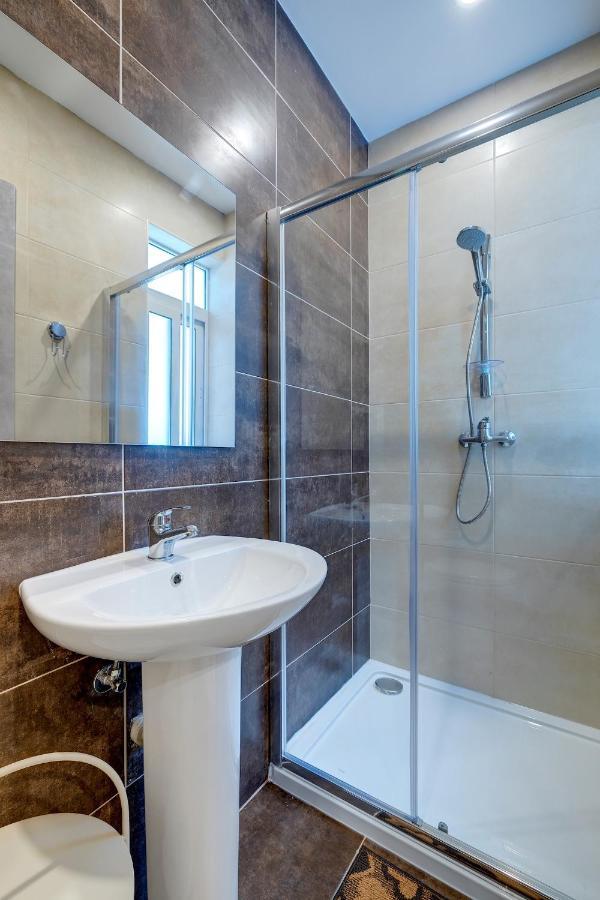 Modern Family Holiday Retreat In Gzira スリーマ エクステリア 写真